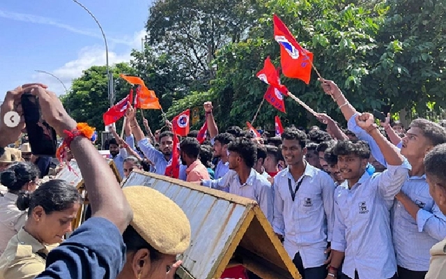 Students Protest Over Removal of Hampankatta Bus Shelter, Demand Reconstruction - News Karnataka