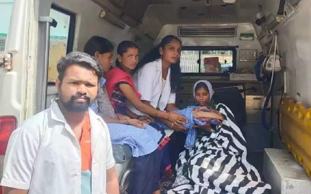 Woman Delivers Baby in Ambulance En Route to Hospital in Chikkaballapur - News Karnataka