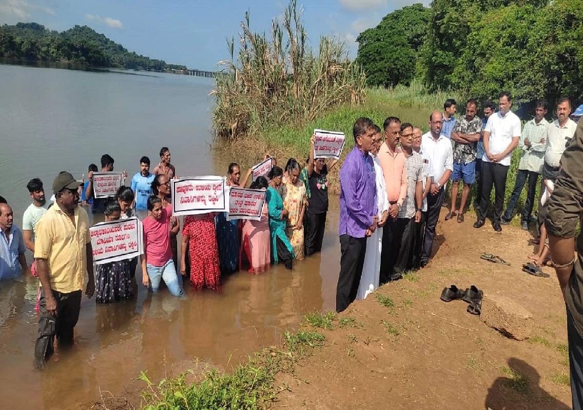 Residents of Pavoor-Uliya Island Protest Against Illegal Sand Mining - News Karnataka