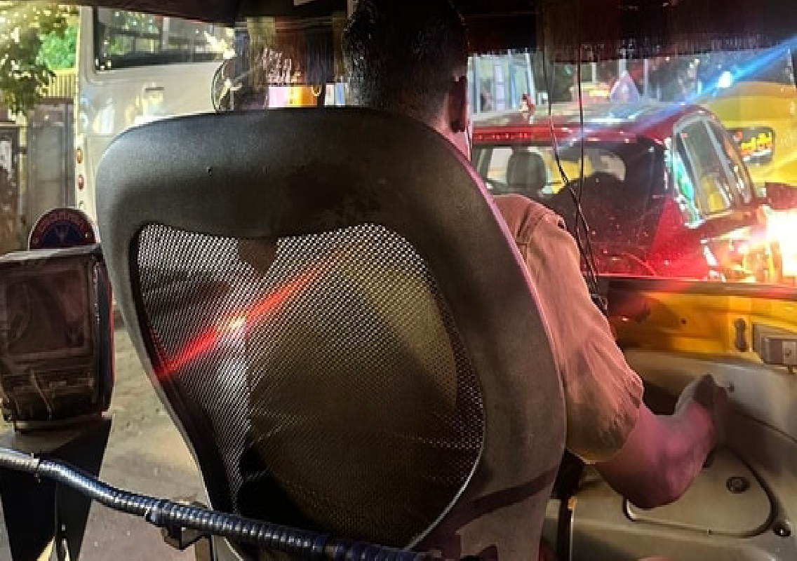 Bengaluru Auto Driver Turns Heads with Office Chair Upgrade in Autorickshaw - News Karnataka
