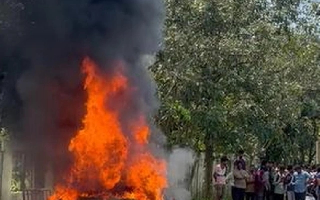 BMW Car Engulfed in Flames at Adyar, Traffic Brought to a Standstill - News Karnataka