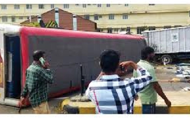 KSRTC Bus Accident Injures Over 35 Passengers on Mysuru-Bengaluru Highway - News Karnataka
