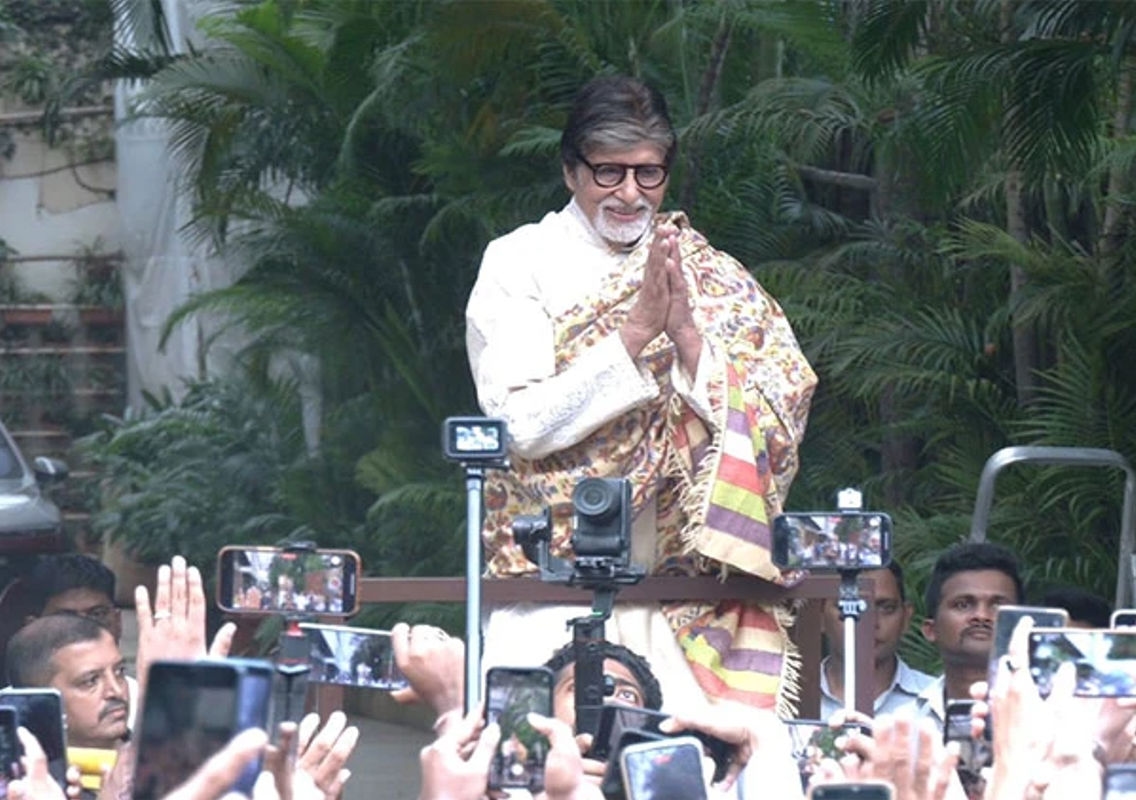 Mumbai: Amitabh Bachchan Celebrates 82nd Birthday Amidst Fan Celebrations - News Karnataka