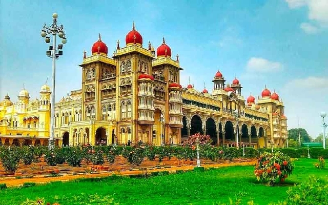 Pre-wedding photo shoots around Mysuru Palace stir traffic chaos - News Karnataka