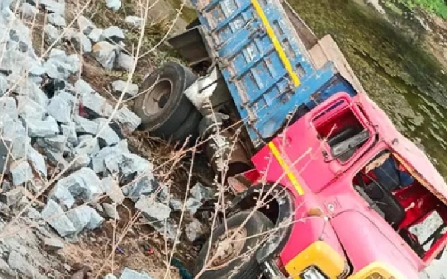 Lorry Crashes Into Garage in Parkala Due to Roadwork Issues, Damaging Vehicles - News Karnataka