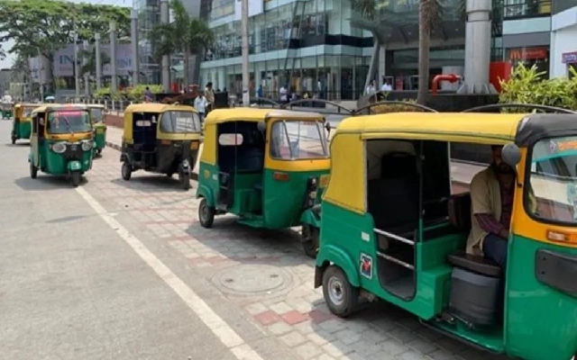 Bengaluru Auto Brawl Sparks Social Media Debate - News Karnataka