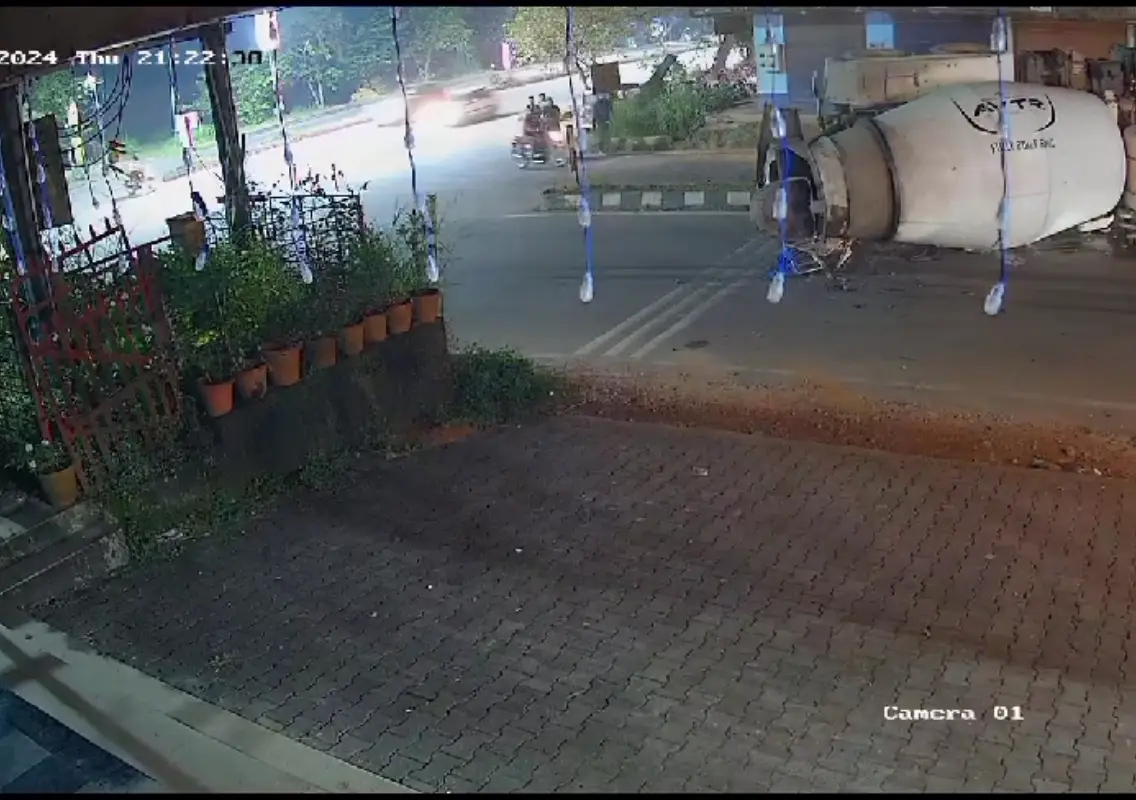 Watch Video: Cement redimix lorry overturns; major tragedy averted in Udupi - News Karnataka