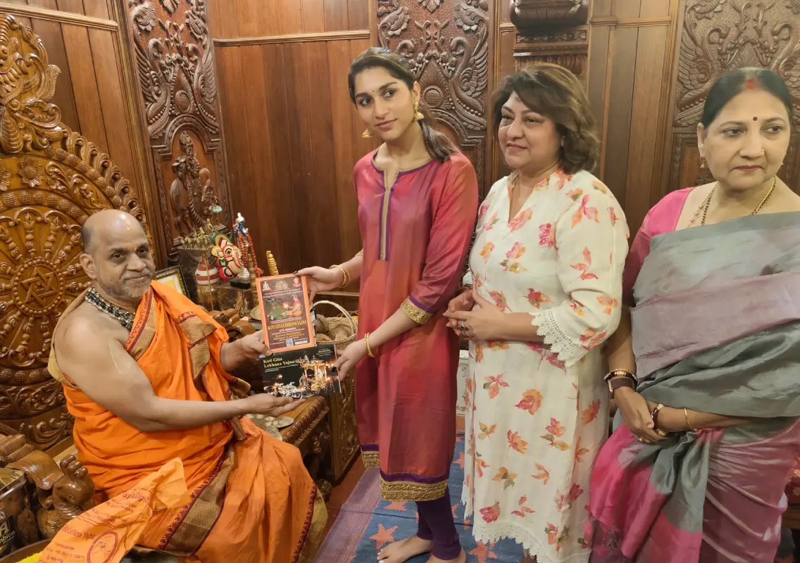 Veteran actress Malashree and daughter visit Udupi's Sri Krishnamatha - News Karnataka
