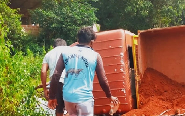 Mini Truck Overturns, Woman Injured in Kirimanjeshwara Accident - News Karnataka