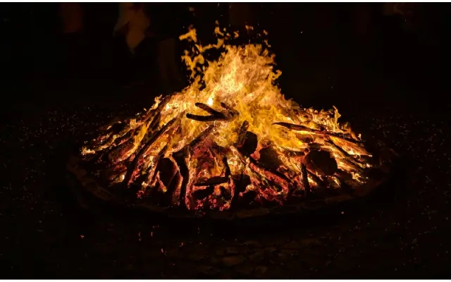Tragic Incident in Surat: Three Girls Die After Inhaling Toxic Fumes from Bonfire - News Karnataka