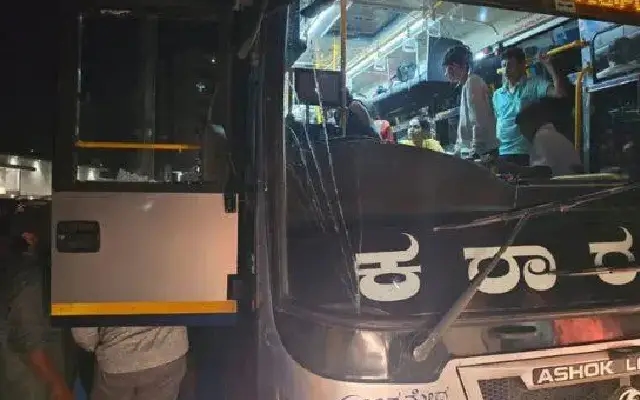 Helmet Attack on KSRTC Bus in Mangaluru: Scooter Rider Fleeing the Scene - News Karnataka