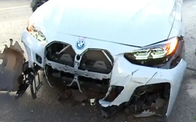 Speeding car crashes, occupants escape unhurt - News Karnataka