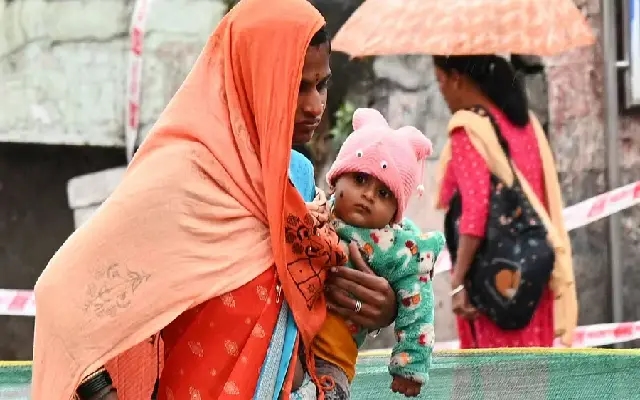 Bengaluru Sees Light Showers, Waterlogging in Key Areas - News Karnataka