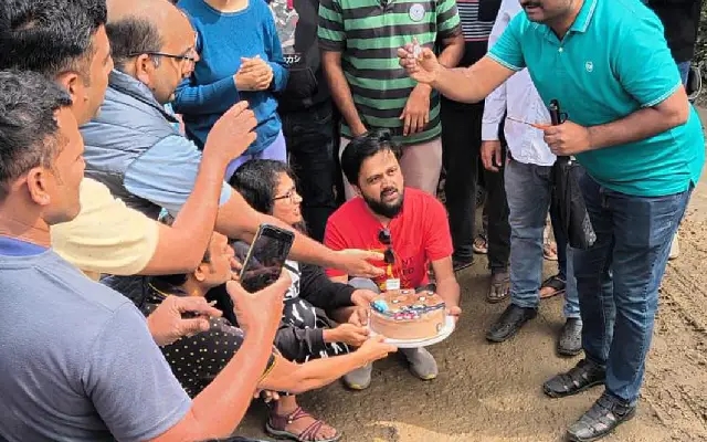 Bengaluru residents protest poor roads with creative cake-cutting - News Karnataka