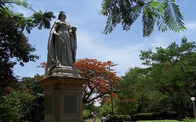 Queen Victoria statue at Bengaluru’s Queen’s Circle suffers damage - News Karnataka