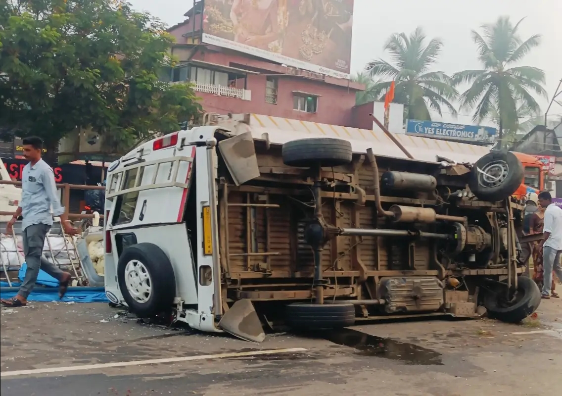 Tempo vehicle overturns near Farangipet on Mangaluru-Bengaluru highway - News Karnataka