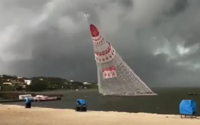 Tragedy in Brazil: Floating Christmas tree collapse claims young worker’s life - News Karnataka