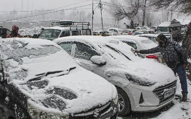 Himachal and Kashmir experience White Christmas amid snowfall disruptions - News Karnataka