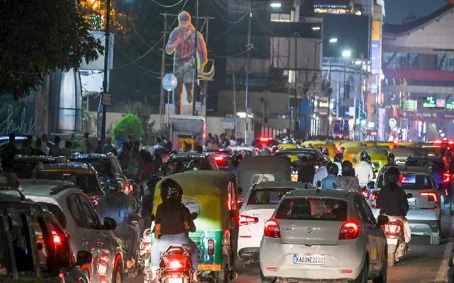 Christmas rush at Bengaluru mall turns traffic into a nightmare - News Karnataka