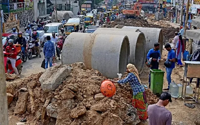 Sewage Overflow Repairs Stall Business on Bengaluru’s SP Road - News Karnataka