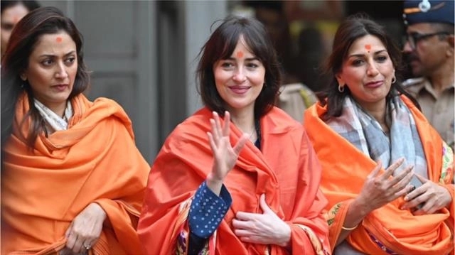 Dakota Johnson visits Siddhivinayak Temple in Mumbai with friends - News Karnataka