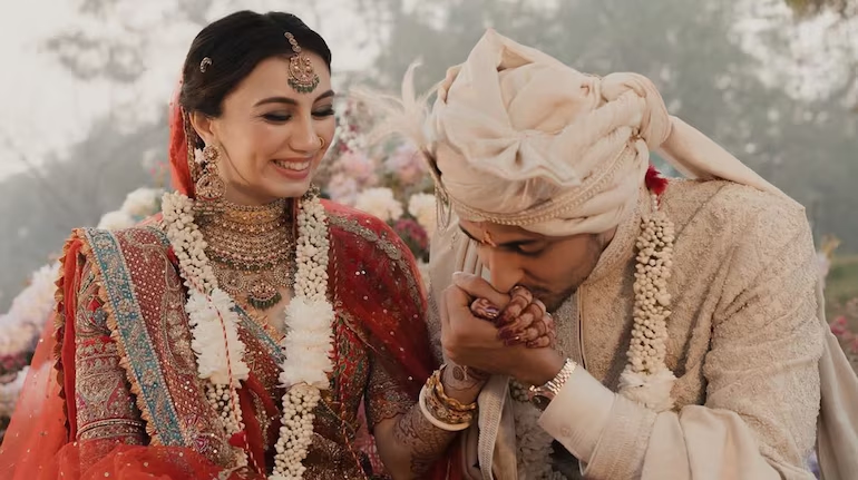 Darshan Raval ties the knot with long-time best friend Dharal Surelia - News Karnataka