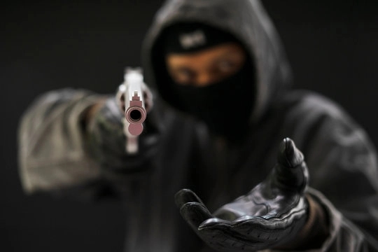 Armed robbery in Bengaluru: Family held hostage and looted - News Karnataka