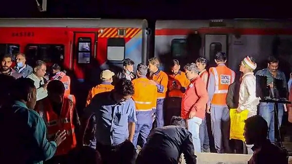 Tragic Incident in Jalgaon: 12 Killed as Passengers Are Run Over by Karnataka Express - News Karnataka