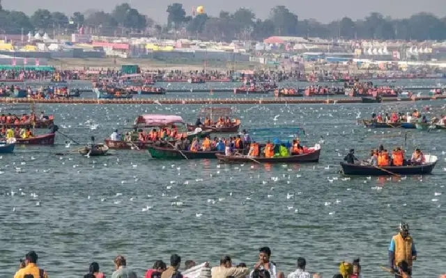 Mahakumbh 2025: Devotees Braving Cold for Holy Dip at Triveni Sangam - News Karnataka