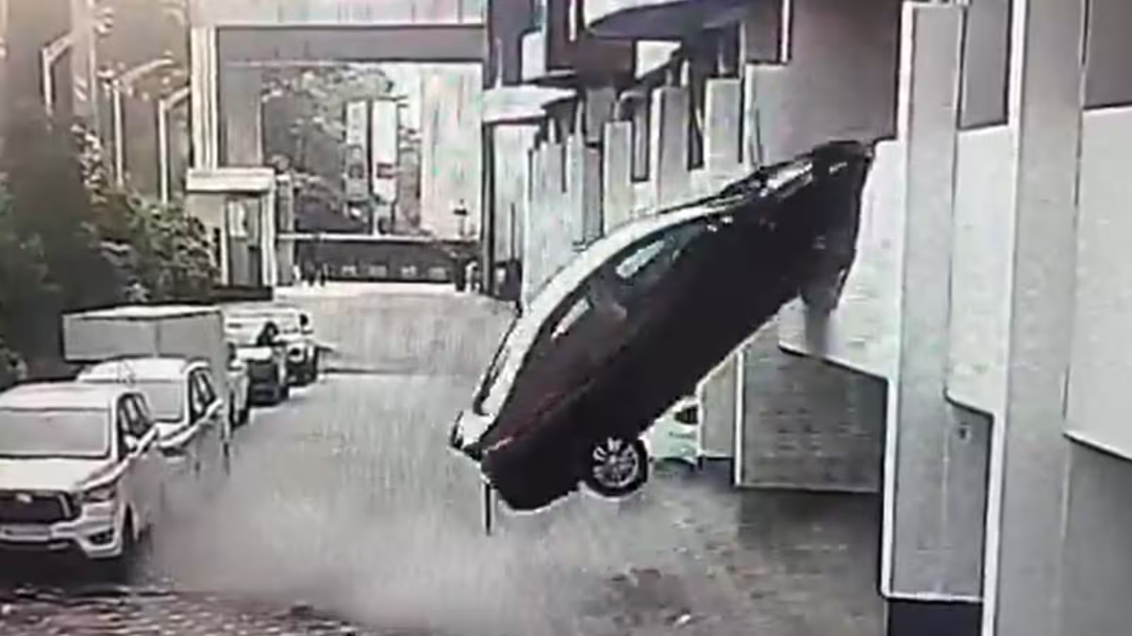 Car Falls from First Floor of Pune Parking Complex in Shocking Incident - News Karnataka