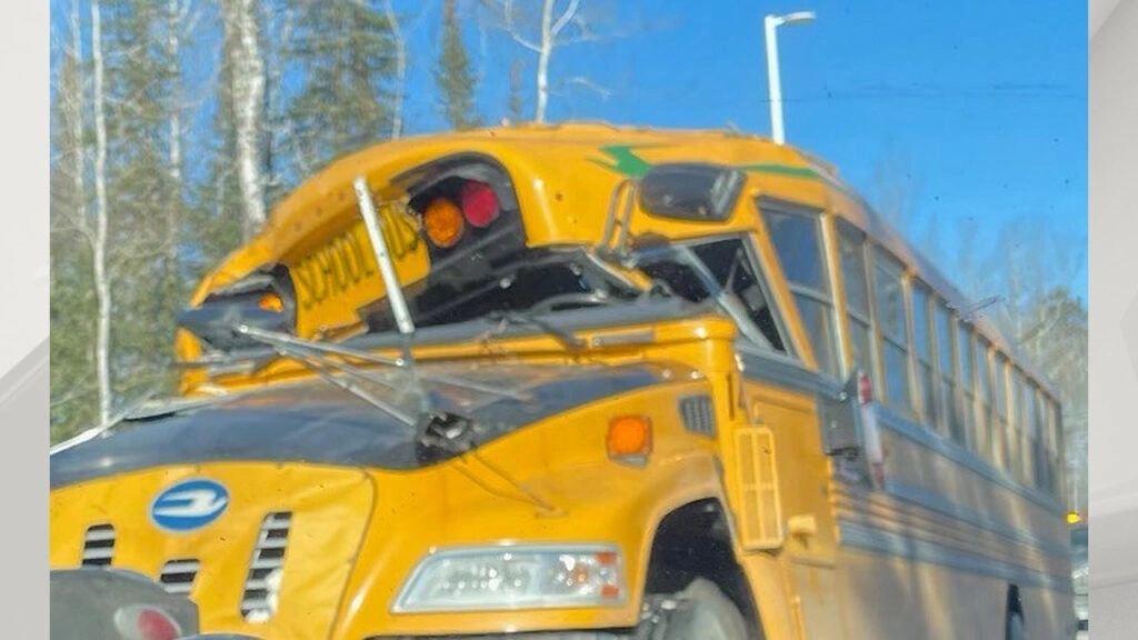 School bus almost bangs into cars when overturning, drivers injured - News Karnataka