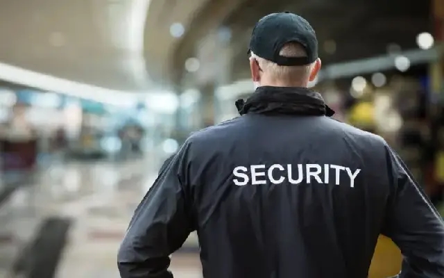 Security Guard's Swift Action in Fistfight with Man in Canada - News Karnataka