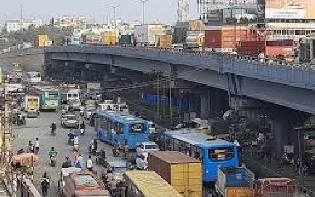 Severe traffic jam on KR Puram to Hoskote stretch ahead of Sankranti festival - News Karnataka