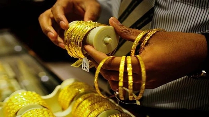 CCTV catches 17-year-old breaking house door and stealing gold - News Karnataka