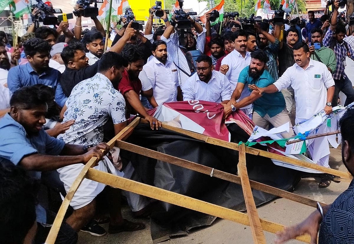 Chaos Erupts at Youth Congress Meeting Over Nominations, Leading to Violent Clash - News Karnataka