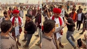YouTuber Steals Reporter’s Mic at Maha Kumbh Mela, Claims It Was Just a Prank - News Karnataka