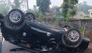 Luxury car overturns near Mundkur-Jarigekatte church, swift action saves lives - News Karnataka