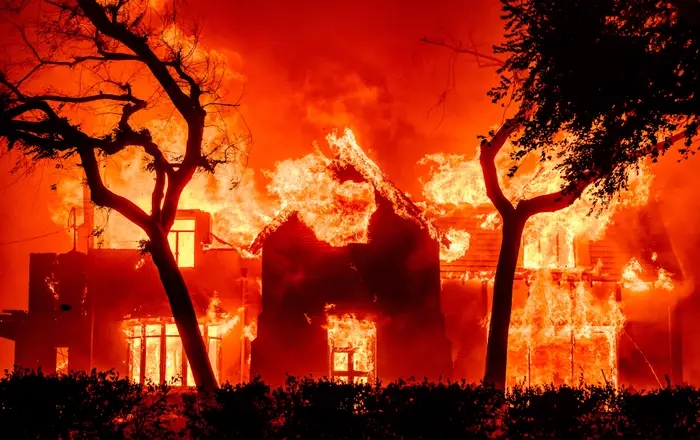 Couple escapes raging fire as flames devour their neighborhood - News Karnataka