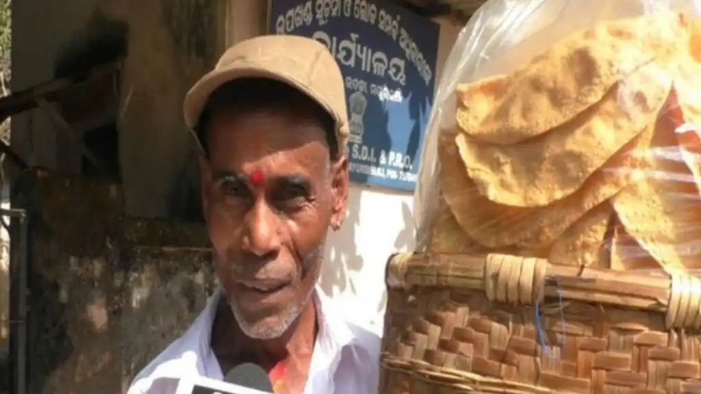 Man sells papad on road for 50 years to support family - News Karnataka