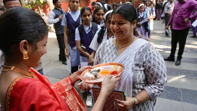35-year-old mother gets inspired by her kids, writes SSC exams - News Karnataka