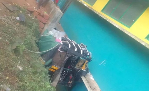 Auto rickshaw falls in drain, claims one life, three children injured - News Karnataka