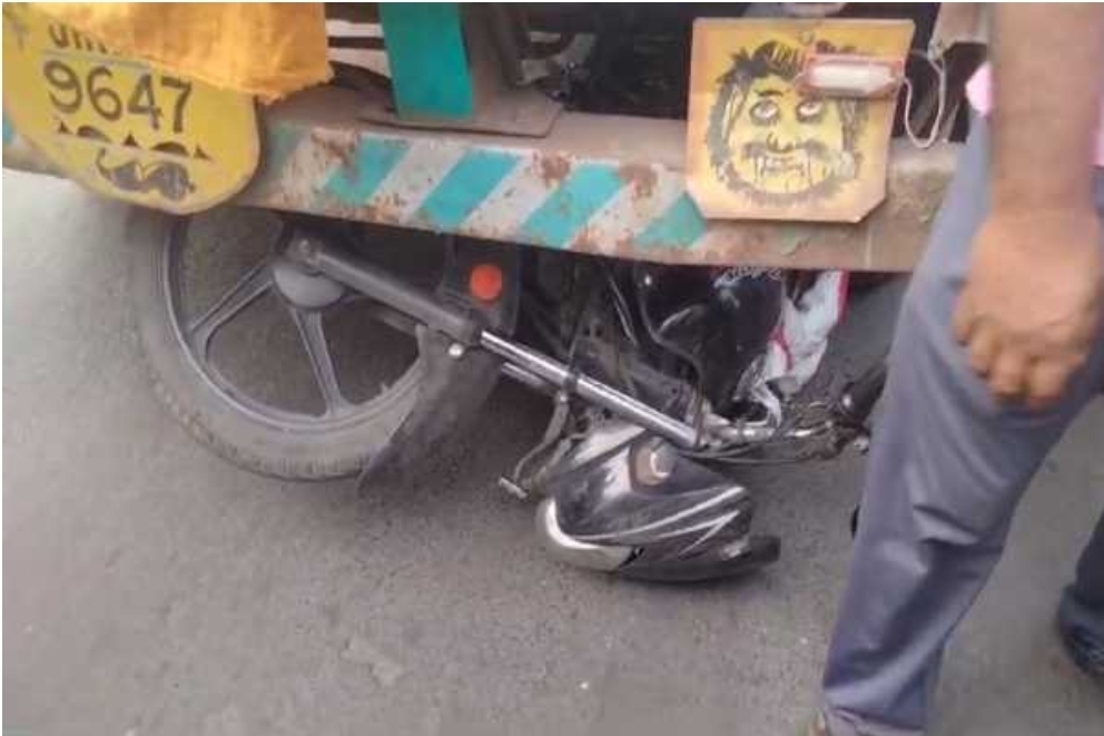 Bike falls under lorry, rider faces massive injuries on head - News Karnataka