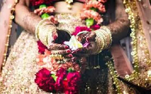 Bride Allegedly Flees with Gold Jewellery Worth Lakhs, Investigation Underway - News Karnataka