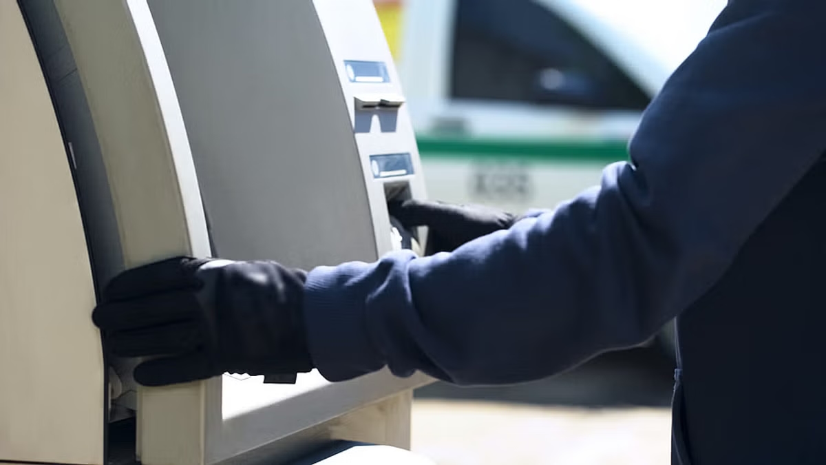 Daring thieves use gas cutter to loot cash from ATM in Belagavi - News Karnataka