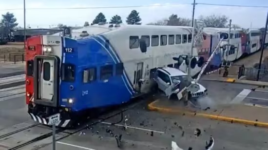 Driver escapes being crushed by train by jumping out of SUV - News Karnataka