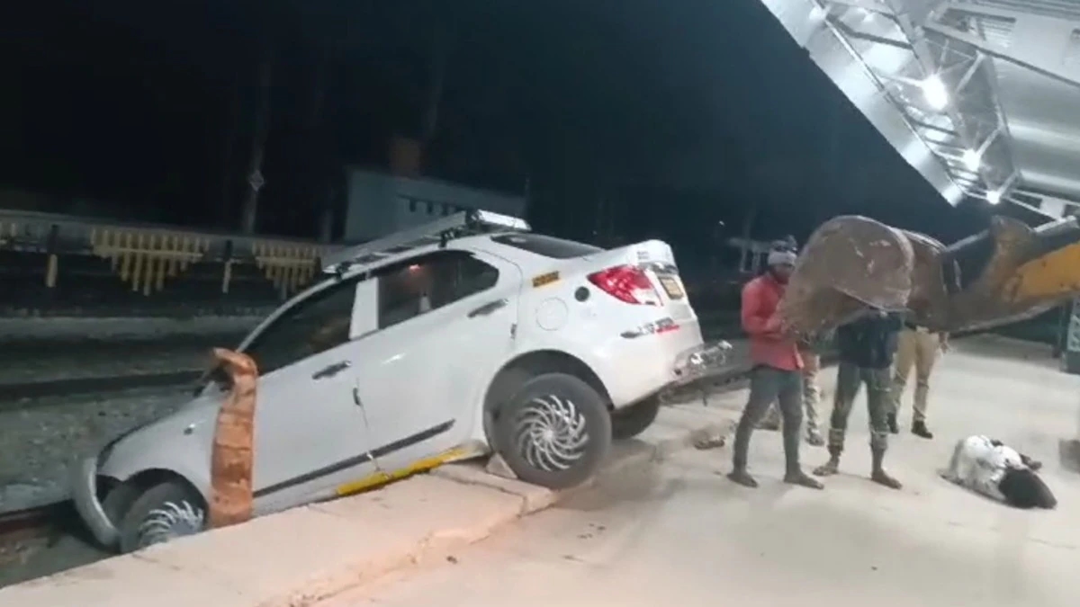 Drunk driver crashes car onto railway tracks at Karnataka station - News Karnataka