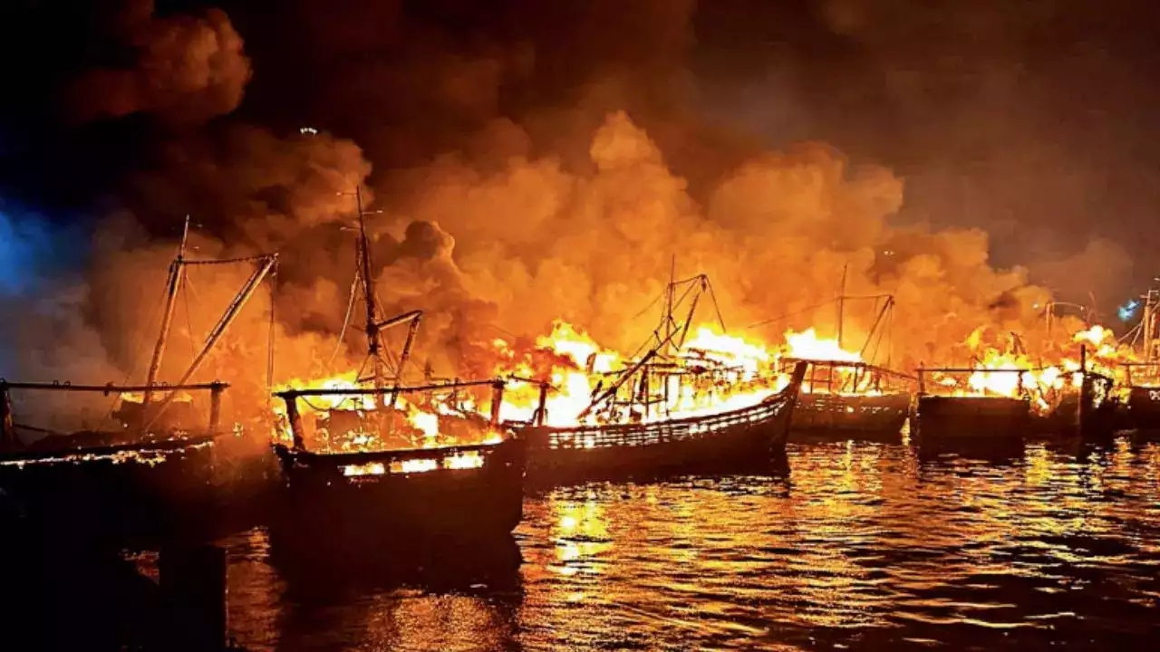 Fishing vessel catches fire, loss of ₹15 lakh - News Karnataka