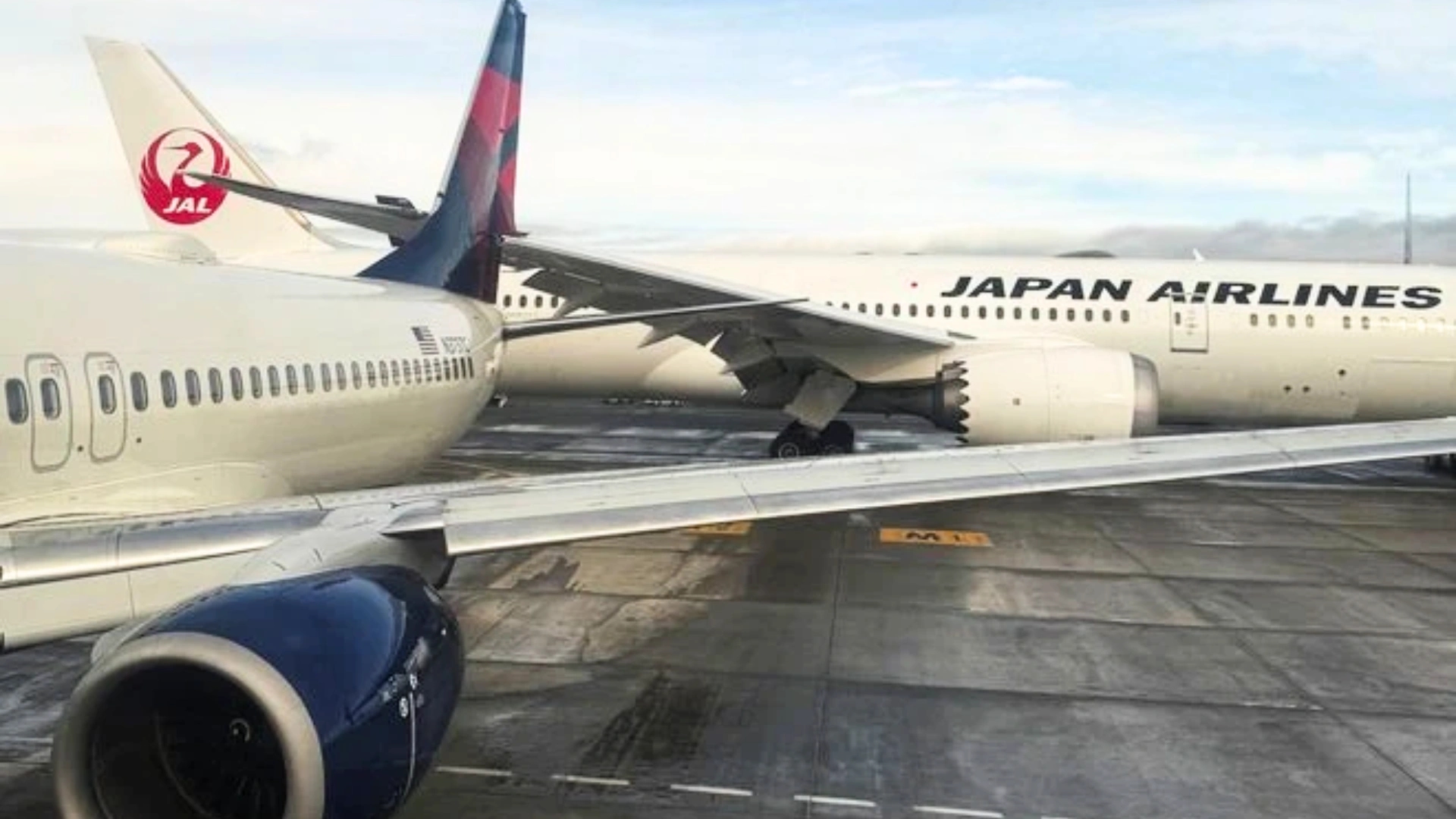 Japan Airlines accidentally collides with Boeing 737 while moving - News Karnataka