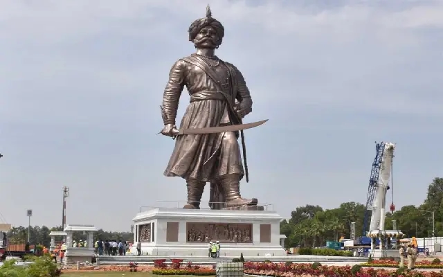 Kempegowda Statue Installed at Night in Mysore, Sparks Controversy - News Karnataka