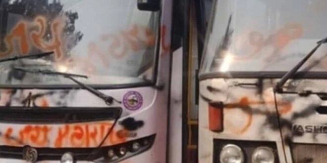 Maharashtra activists destroy buses with KA registeration - News Karnataka